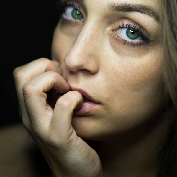 Arrêter de se ronger les ongles et retrouver des mains soignées et sereines